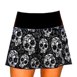 Lacoa skulls tennis skirt with built in shorts new with tags size XS
